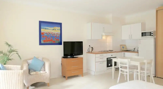 Large Studio apt for 2 With Balcony Walking Distance Croisette - 1977, Забронировать Апартаменты/квартира Канны Приморские Альпы, рядом с Galerie Alexandre Leadouze