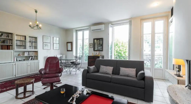 Апартаменты Large 2 Bdrs Downtown - 6 pax & AC