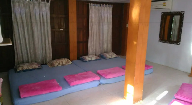 Семейный номер Standard с балконом и с видом на реку RueanPhen Homestay
