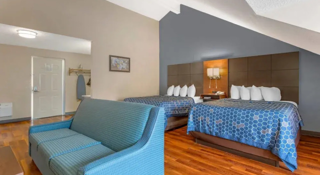 Люкс Econo Lodge Inn & Suites Gatlinburg at the Convention Center