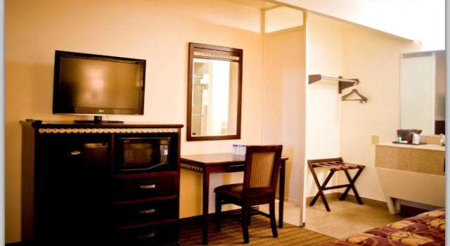 Четырёхместный номер Standard Whispering Palms Inn