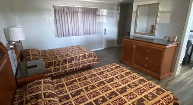 Четырёхместный номер Standard Oak Tree Inn