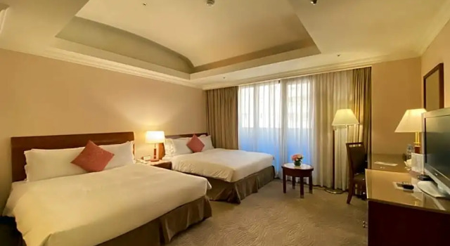 Четырёхместный номер Classic Monarch Plaza Hotel