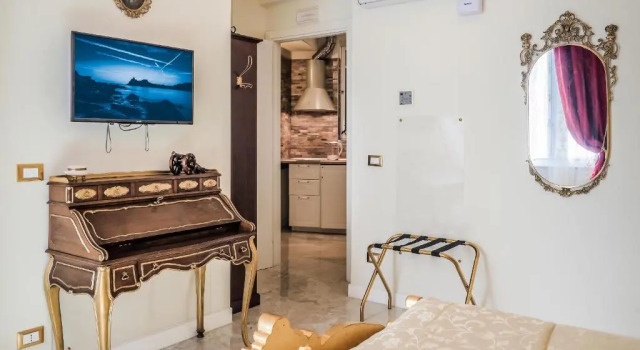 Люкс LOpera Rooms & Suite