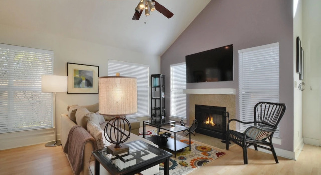 Austin Family Townhome with Yard by RedAwning, Foglalás Szálloda Austin Greater Austin