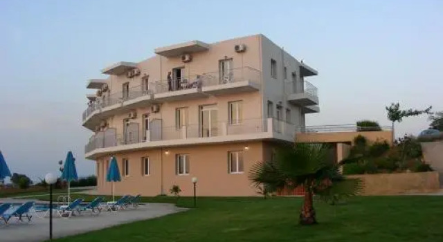 Кровать в общем номере Renieris Hotel