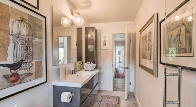 Коттедж Luxe Mid-century Austin Home w/ Canyon Views