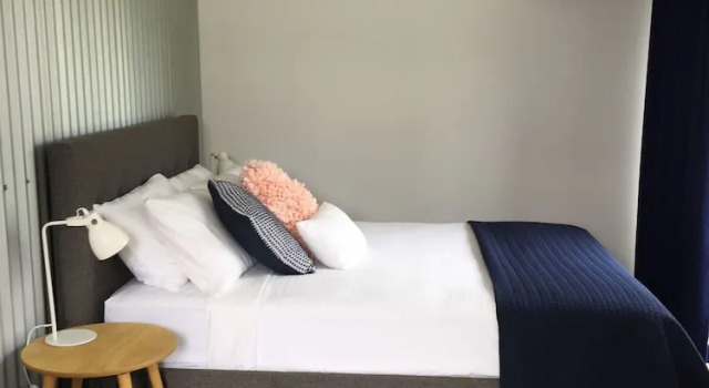 Cedars Rest Bed & Breakfast, Prenota Hotel Gin Gin Queensland