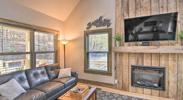 Creekside Craftsman Retreat in North GA Mountains!, 예약 호텔 Williamstown 미국