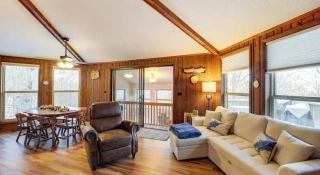 1/2 Mi to Skiing! Beech Mountain Cabin w/ Deck, Забронировать Дом для отпуска Коттеджи Бича Маунтин, Коттедж