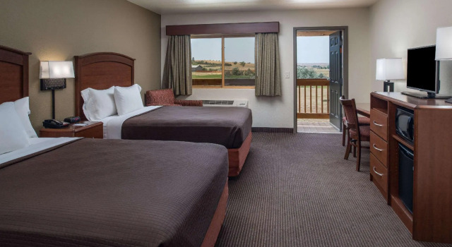 Четырёхместный номер Standard AmericInn by Wyndham Belle Fourche