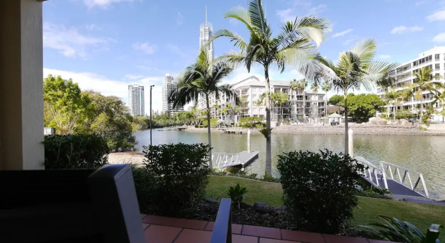 Апартаменты с 2 комнатами с балконом Sunsetcourt Budget holiday apartments surfers paradise