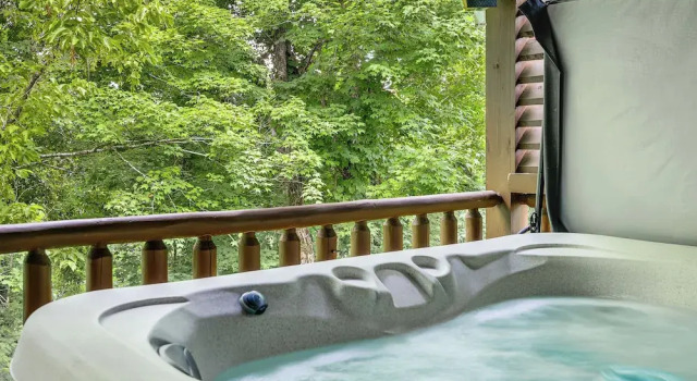 Pigeon Forge Cabin: Premier Location & Hot Tub, Забронировать Отель Отели Пиджен-Фордж с парковкой, рядом с Cooter’s Place &amp; Museum, Парковка
