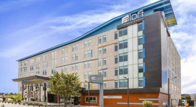 Кровать в общем номере Aloft by Marriott Bogota Airport