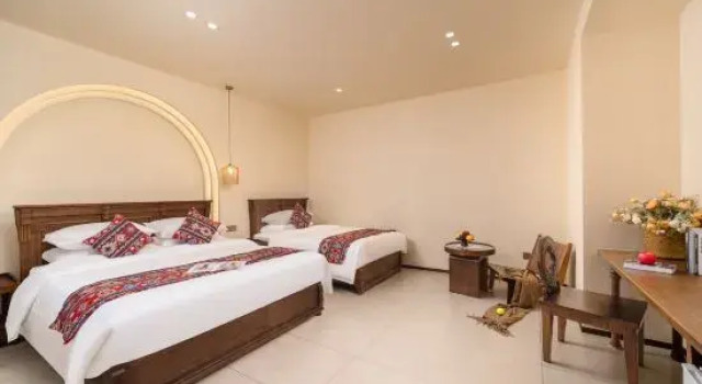 Люкс с балконом Longhua Garden Hotel