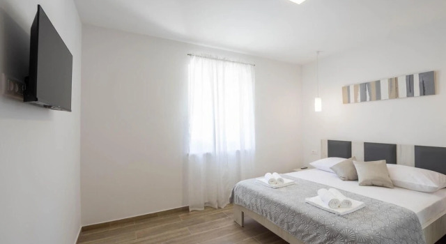 Amazing Home in Srinjine With Outdoor Swimming Pool, Wifi and 4 Bedrooms, Book Hotel Hoteller i Srinjine med pool, Swimmingpool