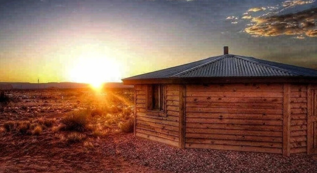 Shash Dine' EcoRetreat, Rezerwuj Hotel Hotele w South Coyote Buttes z parkingiem, Parking