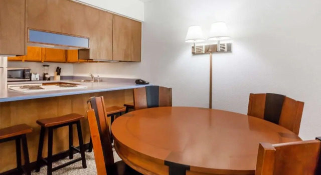 Четырёхместный люкс Days Inn Sandpoint