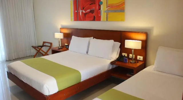 Трёхместный номер Standard с балконом Hotel Atrium Plaza
