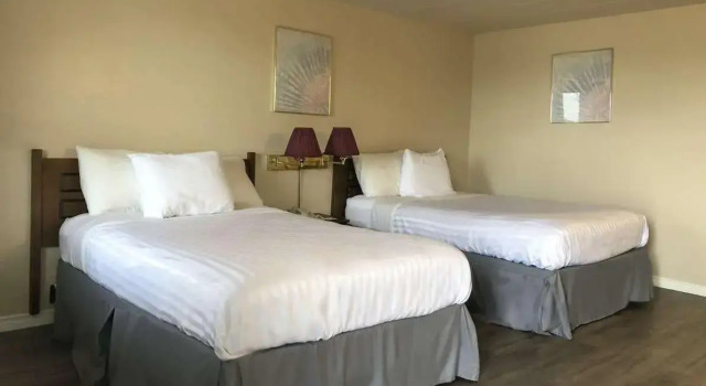 Четырёхместный номер Standard Knights Inn Fort Erie