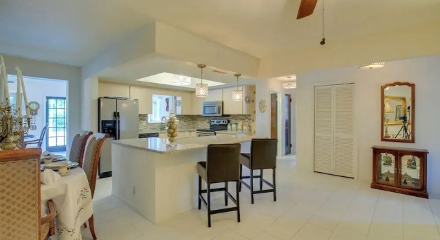 Коттедж St Petersburg Home w/ Tropical Yard & Pool!
