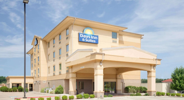 Days Inn & Suites by Wyndham Russellville