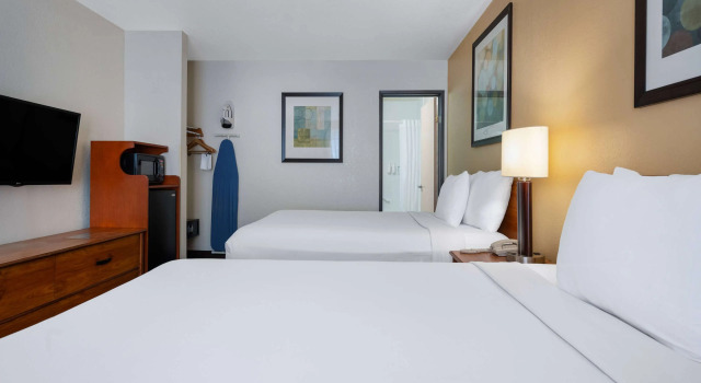 Days Inn by Wyndham Encinitas Moonlight Beach, Забронировать Мини-отель Энсинитас San Diego County, рядом с Мунлайт-Стейт-Бич
