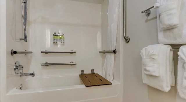 Четырёхместный люкс Holiday Inn Express Hotel & Suites Dayton-Centerville by IHG