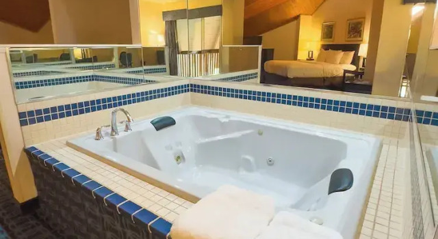 Двухместный люкс Executive с балконом Baymont by Wyndham Howell/Brighton