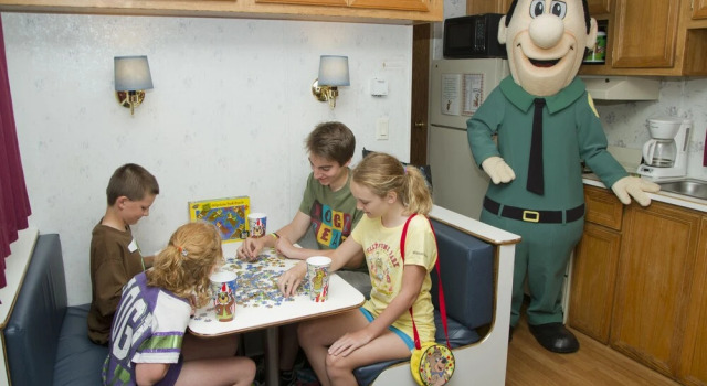 Номер Standard с 2 комнатами Yogi Bears Jellystone Park Camp-Resort Wisconsin Dells