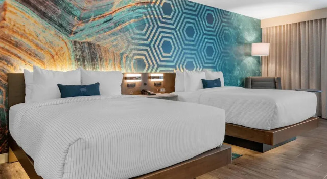Четырёхместный номер Standard с балконом Cambria Hotel St Petersburg-Madeira Beach Marina