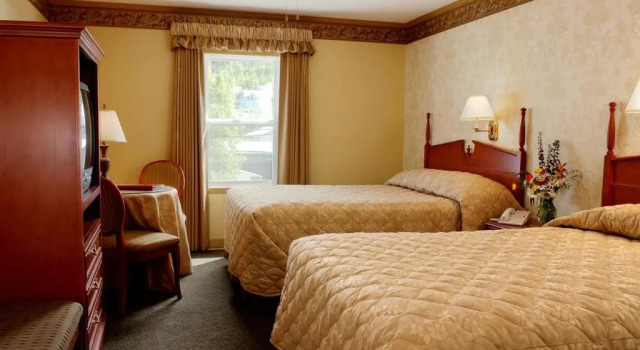 Четырёхместный номер Standard Holland America Dawson City Inn