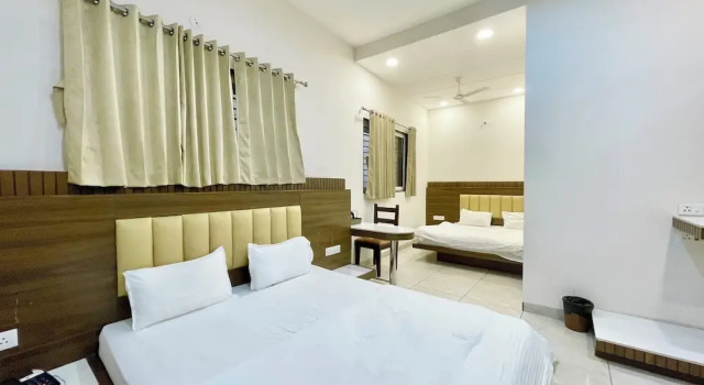 Четырёхместный номер Deluxe Hotel Govindam Inn - near Temple