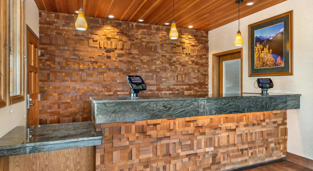Best Western Plus Silver Saddle Inn, Забронировать Отель Отели Эстес-Парк с парковкой, рядом с Lake Estes 9-Hole Golf Course, Парковка