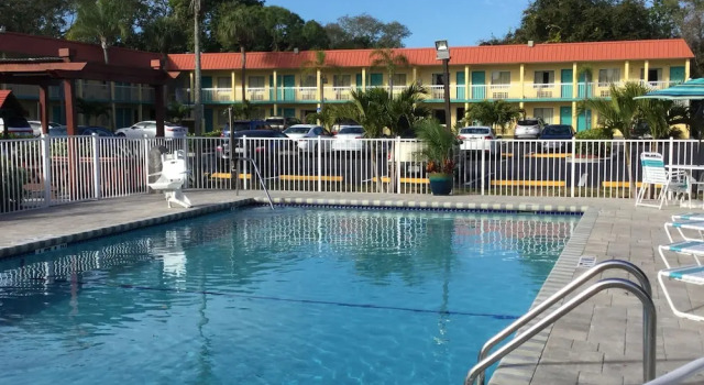 Четырёхместный номер Deluxe Super 8 by Wyndham Sarasota Near Siesta Key