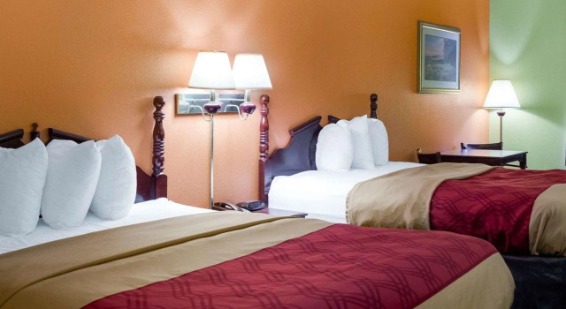 Четырёхместный номер Standard Econo Lodge Canton I-55