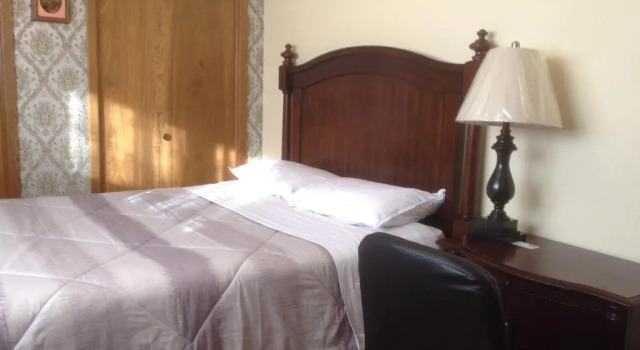 Auntie Zhu B&B, Book Bed and Breakfast Hotels in Saskatoon with Parking, Parking