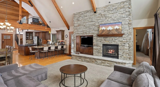 8 Mt Baker Home with Hot Tub by RedAwning, Prenota Hotel Sunriver 