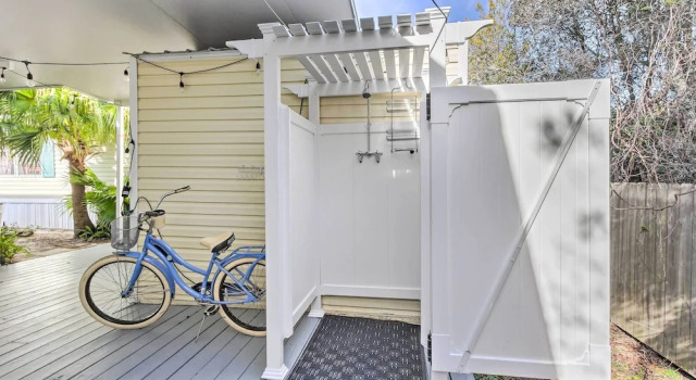 Walk to Beach: Miramar Tropical Cabana w/ Deck!, Varaa Lomakoti Miramar Beach Emerald Coast