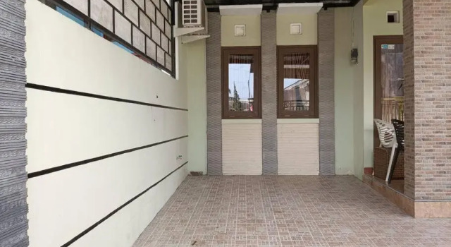 Emmir Homestay, Prenota Hotel Hotel a Cilacap con parcheggio, Parcheggio