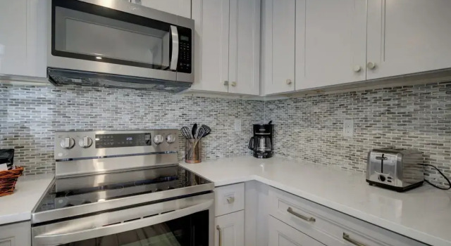 Номер Standard LeMalo Vacation Rental: Stylish 1-BR Condo Near 5th Ave S & Gulf Beaches Coastal Vibes, King Bed, and Private Outdoor Space. Perfect Location for Dining, Shopping and Exploring Naples!