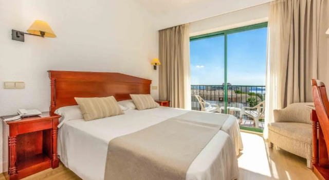 Трёхместный номер Standard Valentin Somni Hotel & Suites