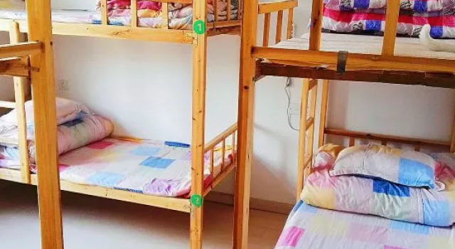 Кровать в общем номере (мужской номер) Yanwujia Youth Hostel