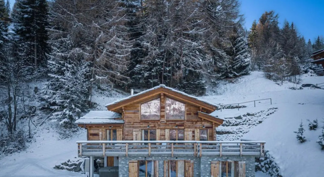 Шале Authentic Swiss Spa Chalet Hot Tub & Sauna