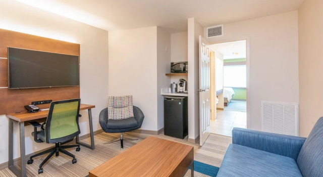 Люкс c 1 комнатой Holiday Inn Express Hotel & Suites Bradenton West by IHG