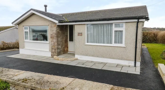 Rhos Cottage, Book Feriehus Hoteller i Benllech med parkering, Parkering