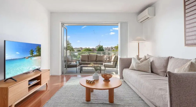 Апартаменты Bright 2-bed Apartment With Balcony & Garage