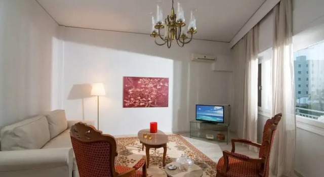 Bright stylish flat 10' walk to centre