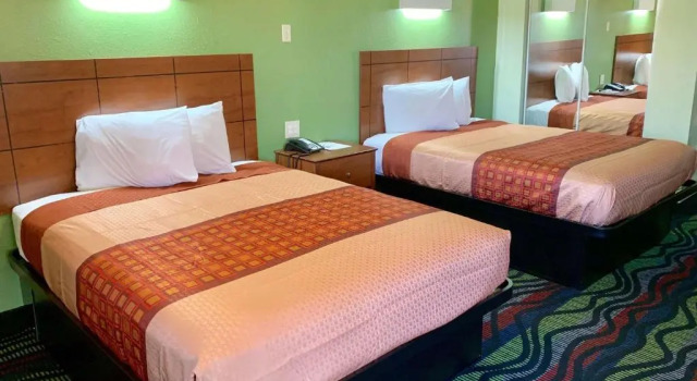 Четырёхместный номер Standard Executive Inn Hondo