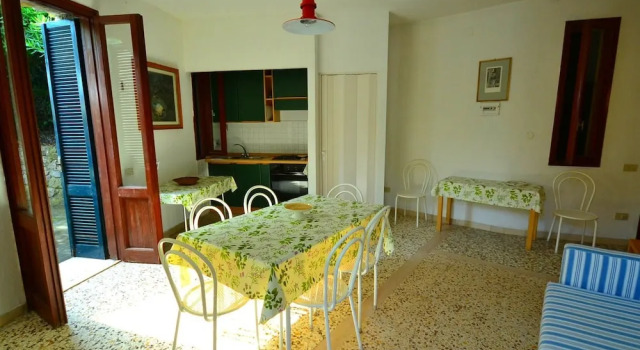 Beautifully Situated Detached Cottage With View on and Private Access to the sea, Забронировать Дом для отпуска Виллы Розиньяно-Мариттимо, Вилла